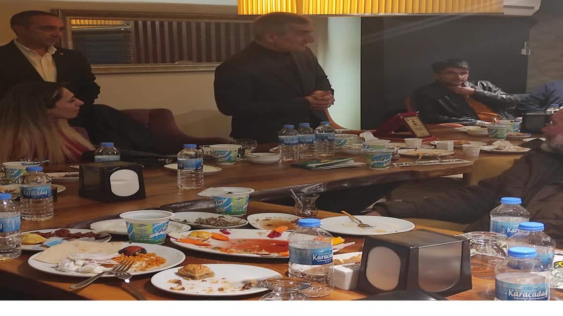 Okul Müdürümüz Mustafa Hasbi ÜSTÜNDAĞ için bir veda yemeği düzenlendi.