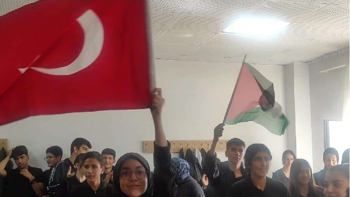 7 Ekim Filistin Farkındalık Gününde okulumuzda ilk ders saatinde çeşitli etkinlikler düzenlendi.